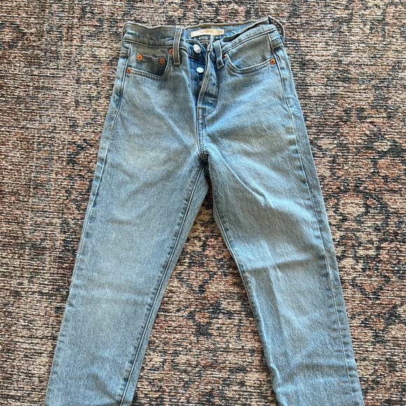 Like New! Levi's Wedgie Jean - Picture 1 of 4